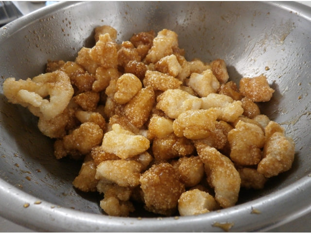 厨房さんが、お餅を揚げてくれました☆
とってもおいしかったです（8分音符）