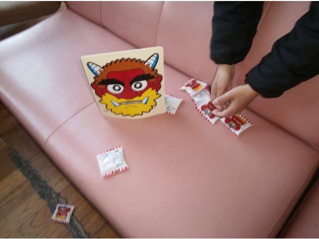 誰かに当てると危険なので、ソファーに鬼の面を置きました☆