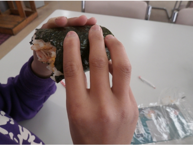 恵方巻を南南東を向いて静かに食べました☆
静かすぎて笑えました（8分音符）