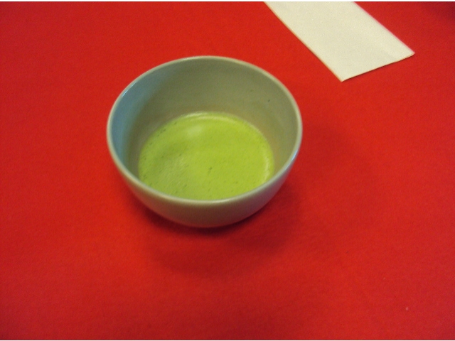 お抹茶を一人ずつ飲みました☆おいしいです（8分音符）