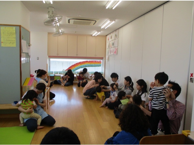 ２歳：お家の人とわらべうたをしたよ！