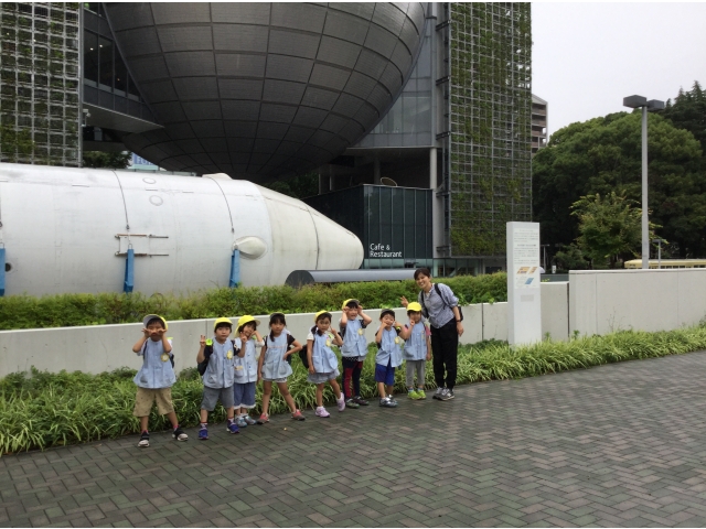 科学館の前