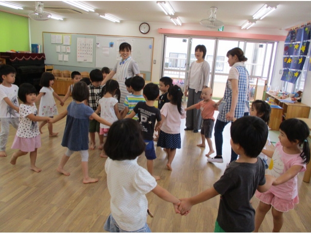 友達と歌いながら、でんでんむしの形に動いて楽しいな！