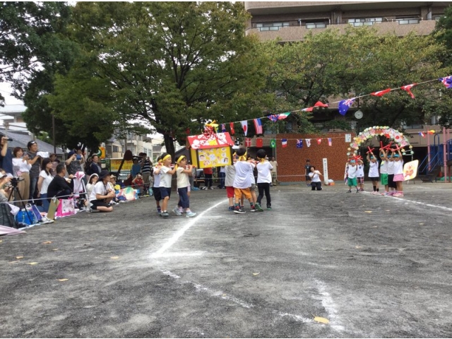 皆で作ったお神輿をしょっています！！