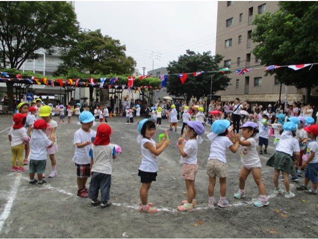 ペアの子と向かい合っています