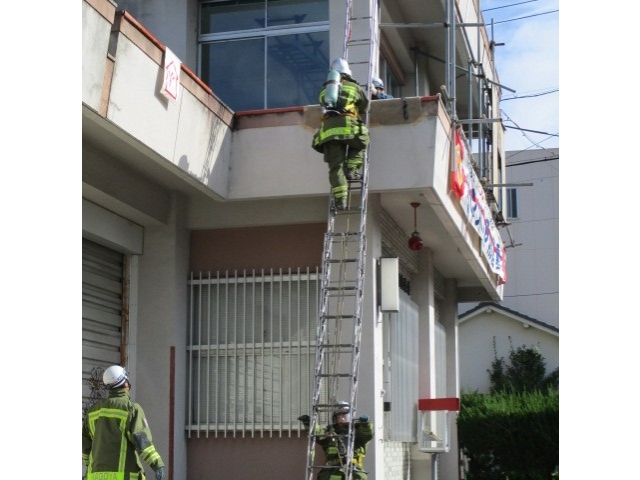 はしごで救出している所です