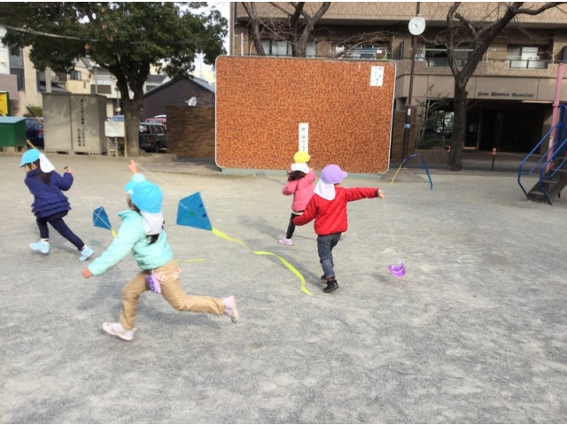 　　　　　ゆり組
風来たかな？！今だ！走って～！