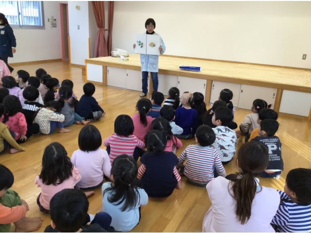 園長先生から節分の由来を聞いてます