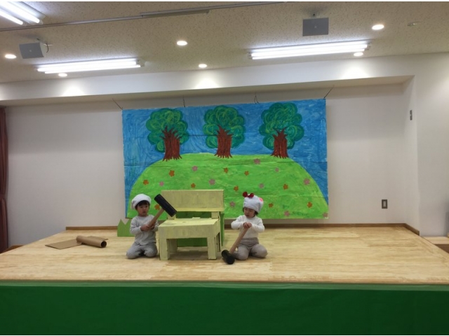 うさぎさんがいすを作っています