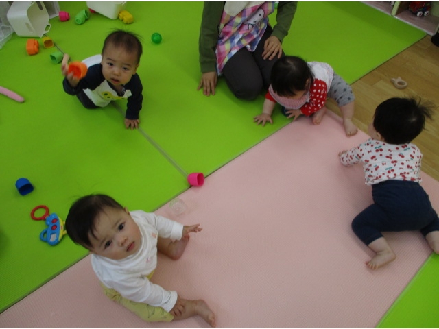 おもちゃで遊んでるよー