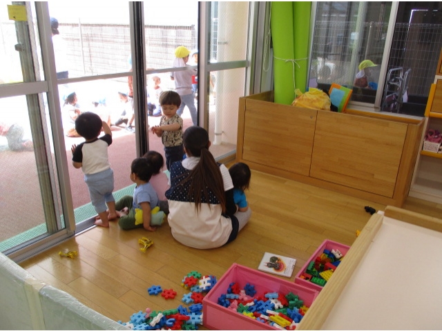 窓を見つめる子ども達です。「園庭遊び楽しかったね、また遊ぼうね！」