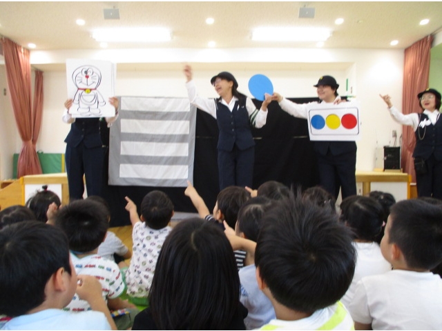 交通ルールのペープサートを見ています