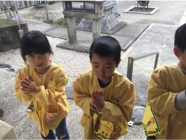 真剣な表情でお願い事をしていました
