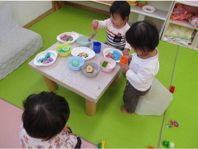 おやつ後はお部屋で遊びます。おままごと大好き。
