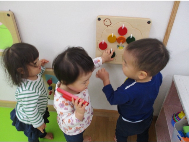 丸の中に何があるかな？
私にも見せて～。