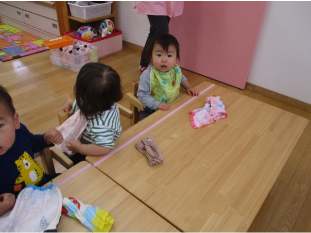 エプロンをしたら、手を拭いていただきます。