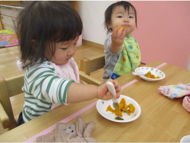 フォ―クを使って自分で食べれるよ。チクン。