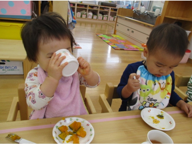 コップも自分で持って飲めるようになったよ。
