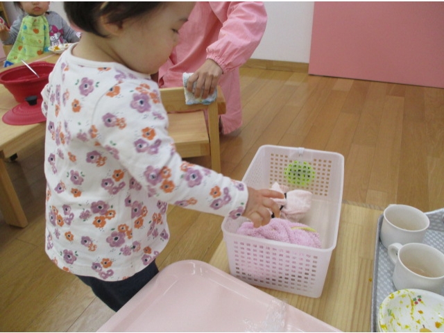 ごちそうさまの後は、エプロンをかごにいれるよ。
