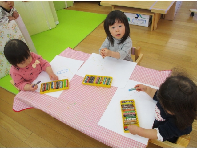 画用紙とクレヨンを用意
して、自由画をするよ。