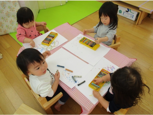 みんなでお絵描きするの、楽しいね。