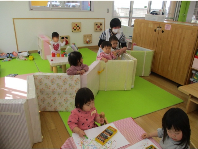 ついたてから、何しているのかな？って見ているよ。