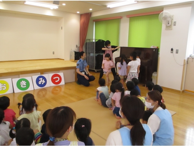 腕を上げて逃げるよ