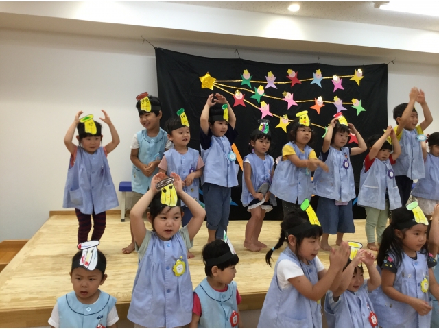 曲に合わせて楽しそうに踊っていました