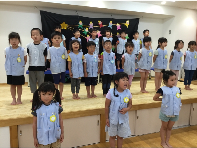 大きな声で元気に歌っています