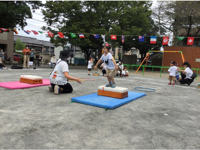 とび箱の山を越えています
