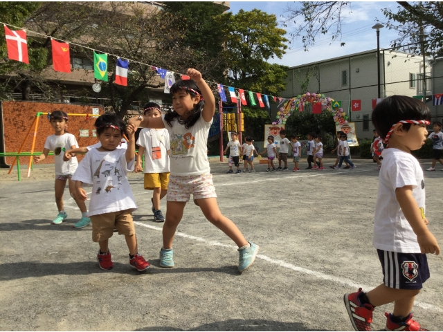 お世話の子と楽しく踊っています♪