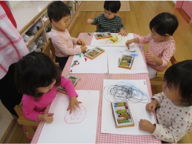 ぐるぐる～！いろんな色でお絵描き大好き！！