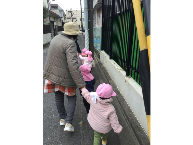 先生と手を繋いで歩こうね