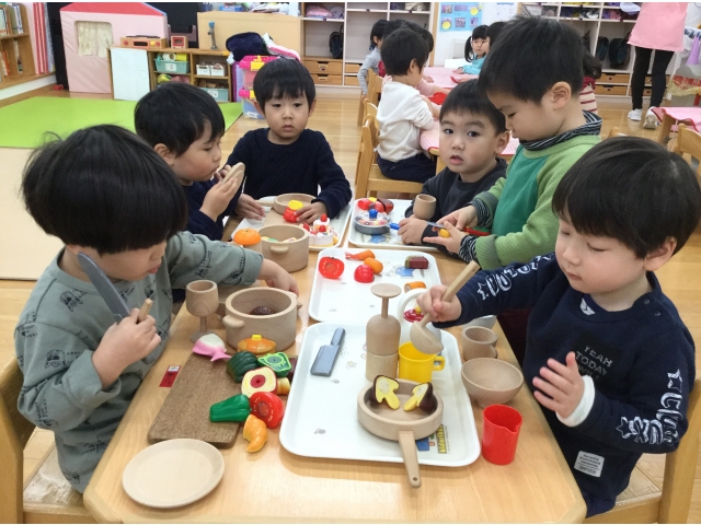 みんなで座ってワイワイおままごと