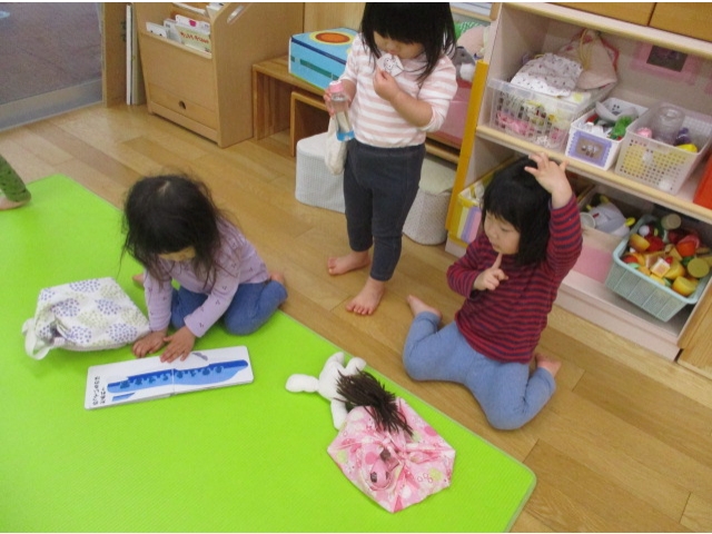 お友だちと一緒に絵本を見ながら…楽しいね☆