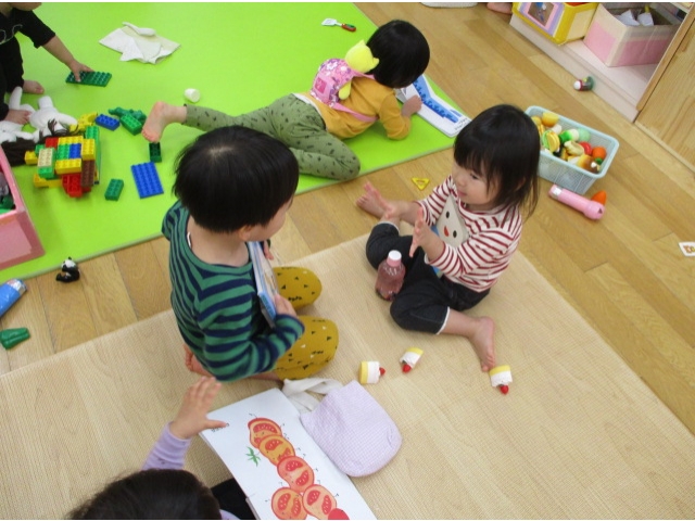 絵本の前は手遊びをします。