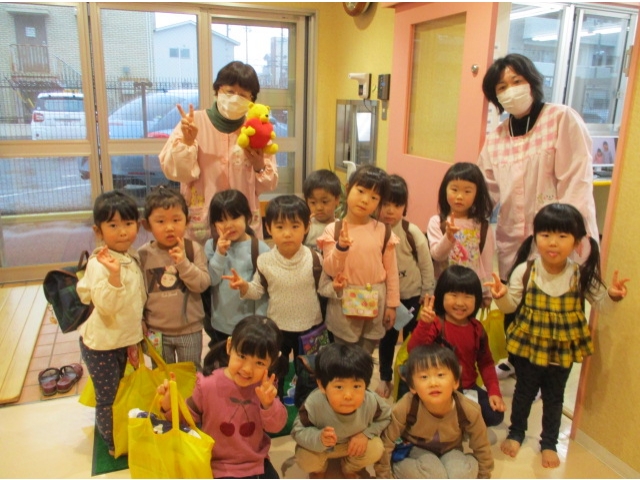 職員室の前で集合写真