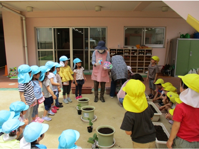 園長先生の話を聞いています。