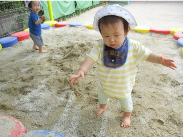 裸足でお砂場気持ちいいね