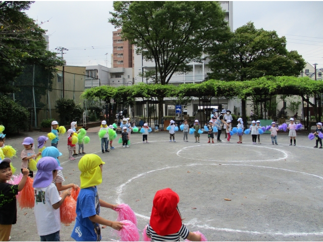 大きな円になって
