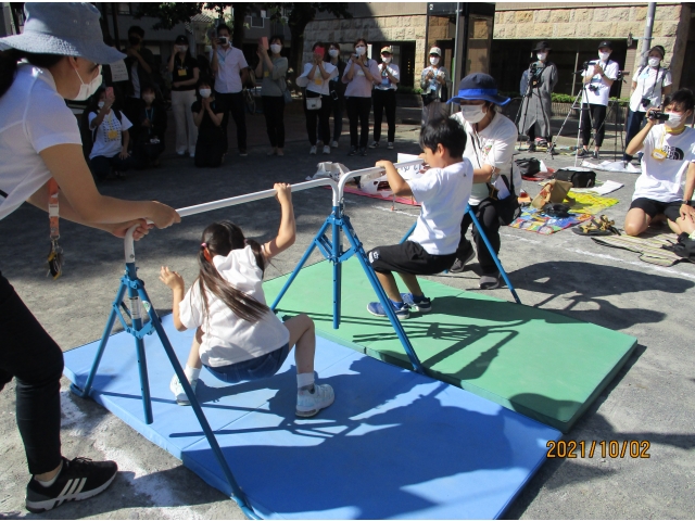 障害物競走・鉄棒（鉄棒の前に跳び箱があります）