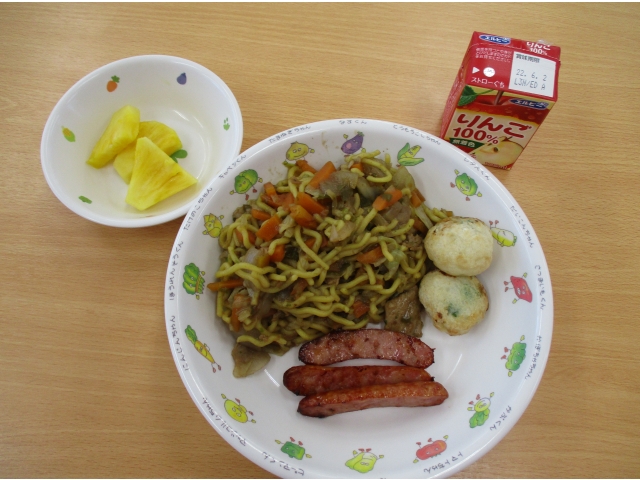 メニューは焼きそば、たこ焼き、ウインナー、パイナップル、ジュースでした