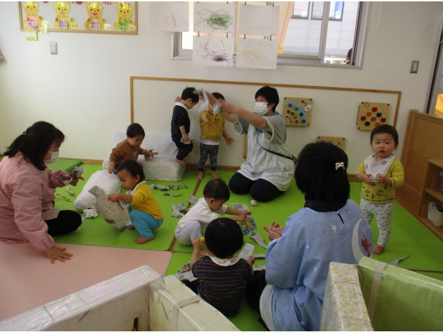 豆まき会に向けて、新聞の豆を作るよ。