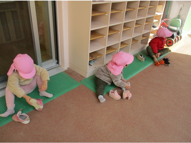 1歳さんは、自分で靴を頑張るよ。