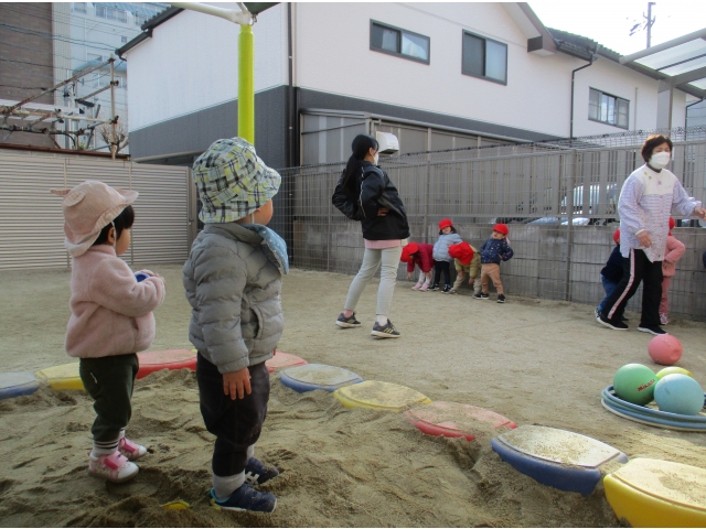 ２歳さんの体操に興味津々