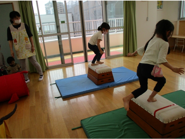 跳び箱に乗って飛び降りる、をしました