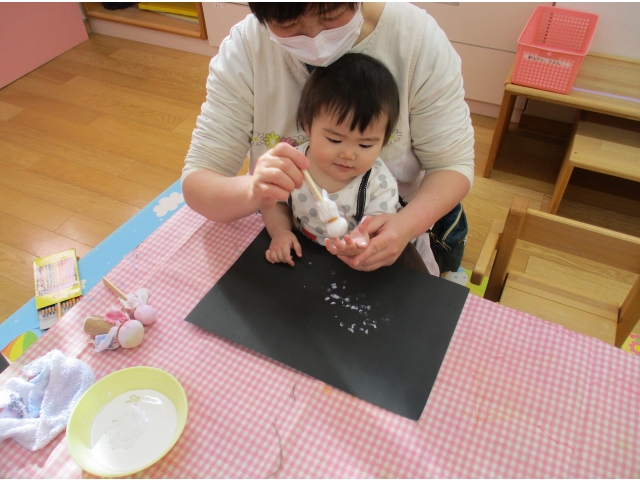 先生と一緒にペタペタ！