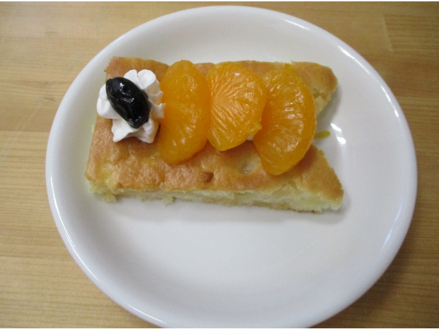 みかんが鱗、生クリームと黒豆で目を表現しています。