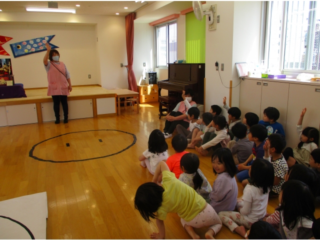 子どもの日について聞かれると4,5歳児はたくさん手を挙げて答えていました。