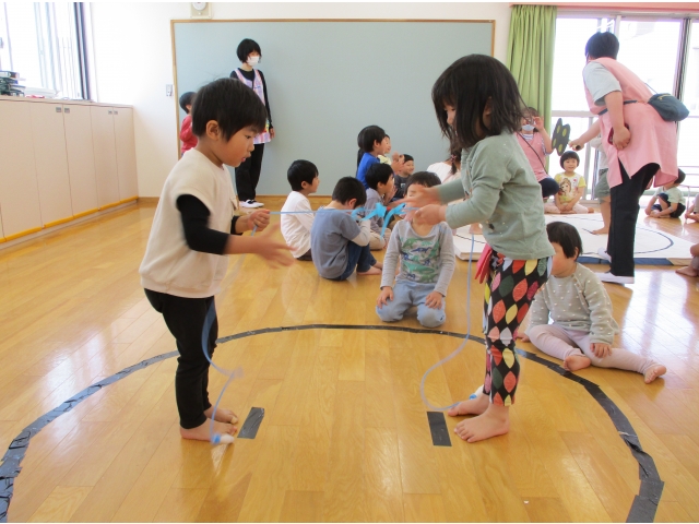 ちょっぴり控えめに引っ張るすみれ組さん